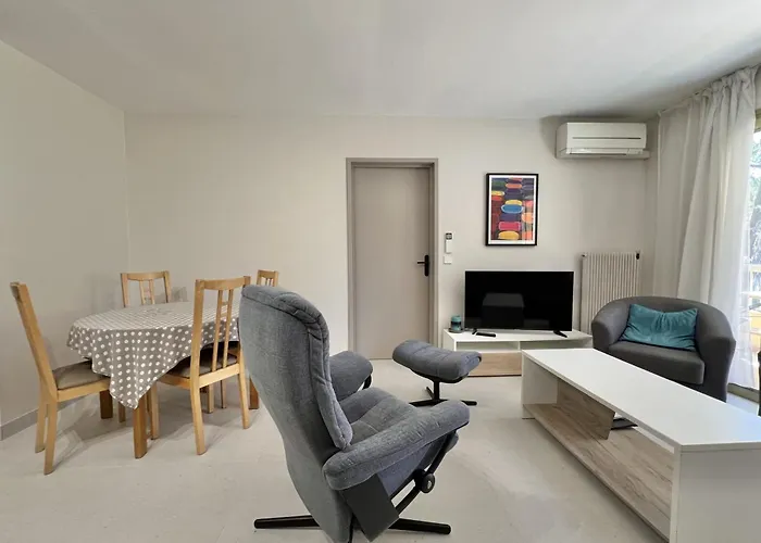 With Pool Near The Sea * Жуан-ле-Пен