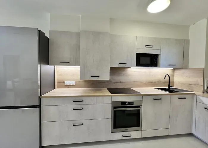 With Pool Near The Sea דירה