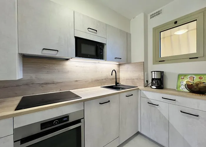 With Pool Near The Sea דירה *